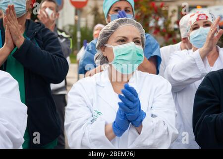 Malaga, Espagne. 11 avril 2020. Covid-19 hommage au personnel de santé de l'hôpital Carlos Haya Málaga de la police, Guardia civil et pompiers Banque D'Images