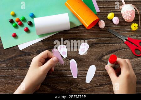 Instruction, étape 5. Fabrication de l'emballage sous forme de carottes et de lapin de Pâques. Fait main. Projet de créativité, d'artisanat, d'artisanat pour enfants Banque D'Images