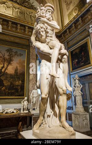 Art italien, vue de face d'Énée, Anchises et Ascanius fuyant Troie, sculpture en marbre de Gian Lorenzo Bernini, Galleria Borghese Museum, Rome, Italie Banque D'Images