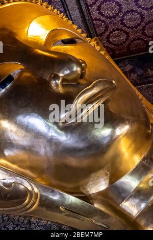 Statue de Bouddha inclinable dans le temple bouddhiste Wat Pho Banque D'Images