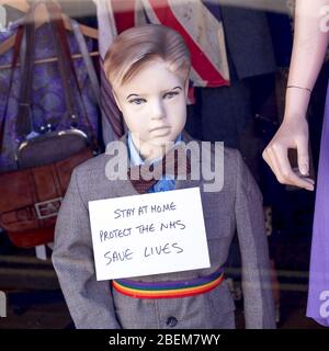Mannequin factice d'un petit garçon avec un panneau donnant des conseils pendant l'urgence du Coronavirus Covid-19 Banque D'Images
