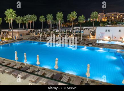 Protaras, Chypre - 12 octobre. 2019. Piscine près des hôtels dans le village de Protaras la nuit Banque D'Images