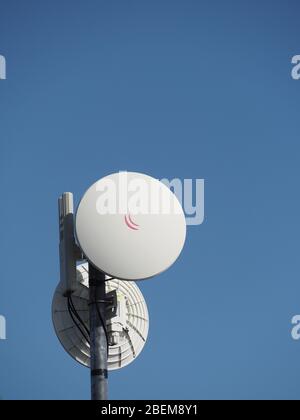 Antennes/routeur de services Internet sans fil à large bande en milieu rural. Plats pour l'acheminement vers les mâts sur le réseau backbone, antennes verticales pour les locaux. Banque D'Images