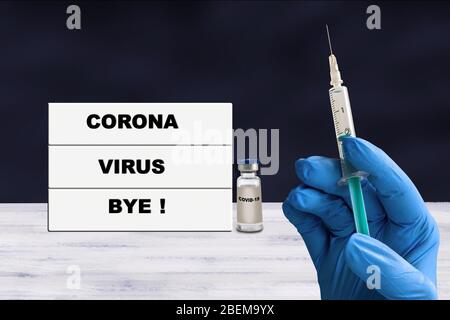 Contexte avec la main, le vaccin et le texte Coronavirus au revoir sur le tableau blanc Banque D'Images