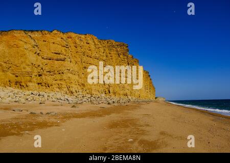 West Bay, Dorset, Royaume-Uni. 14 avril 2020. Comme le verrouillage de Coronavirus se poursuit et que les touristes restent loin de la station balnéaire normalement bondée de West Bay, le Bureau de la responsabilité budgétaire dit que le verrouillage pourrait réduire le PIB de 35%. Crédit: Tom Corban/Alay Live News Banque D'Images