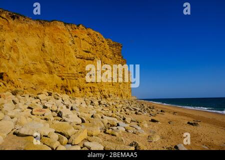 West Bay, Dorset, Royaume-Uni. 14 avril 2020. Comme le verrouillage de Coronavirus se poursuit et que les touristes restent loin de la station balnéaire normalement bondée de West Bay, le Bureau de la responsabilité budgétaire dit que le verrouillage pourrait réduire le PIB de 35%. Crédit: Tom Corban/Alay Live News Banque D'Images