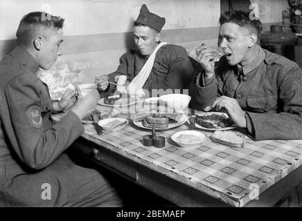 Soldats américains mangeant à la cantine de la Croix-Rouge américaine, Chateauroux, France, Lewis Wickes Hine, Collection de photographies de la Croix-Rouge nationale américaine, octobre 1918 Banque D'Images