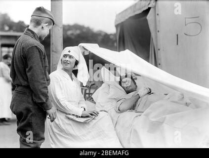 Soldat américain convalescent à l'hôpital militaire de la Croix-Rouge, Auteuil, France, Lewis Wickes Hine, Collection nationale américaine de photographie de la Croix-Rouge, août 1918 Banque D'Images