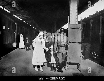 Quelques 760 000 réfugiés français et belges soignés par la Croix-Rouge suisse et américaine au cours de 18 mois se terminant en décembre 1918, France, Collection de photographies de la Croix-Rouge nationale américaine Banque D'Images
