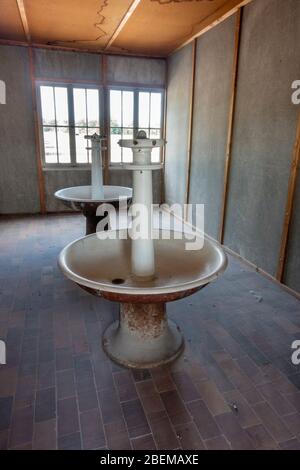 Toilettes à l'intérieur des casernes de prisonniers (reconstruction) à l'intérieur de l'ancien camp de concentration allemand nazi de Dachau, Munich, Allemagne. Banque D'Images