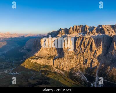 Vue aérienne du Gardena Pass et du groupe Sella, Italie Banque D'Images