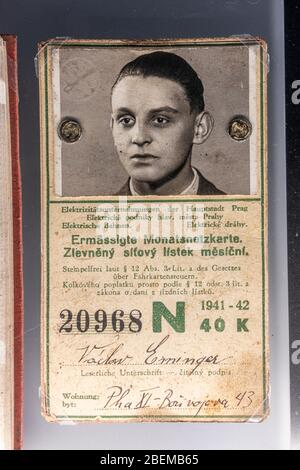 Billet mensuel pour le tramway électrique, mis en valeur par prisonnier dans l'ancien camp de concentration allemand nazi de Dachau, Munich, Allemagne. Banque D'Images