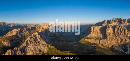 Vue aérienne de la chaîne de montagnes de Pizes de CIR, du col de Gardena et du groupe Sella, Italie Banque D'Images