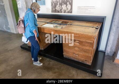 Comptoir de cartes de fichier de la salle ordonnée à l'intérieur de l'ancien camp de concentration allemand nazi de Dachau, Munich, Allemagne. Banque D'Images