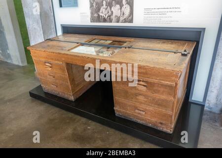 Comptoir de cartes de fichier de la salle ordonnée à l'intérieur de l'ancien camp de concentration allemand nazi de Dachau, Munich, Allemagne. Banque D'Images