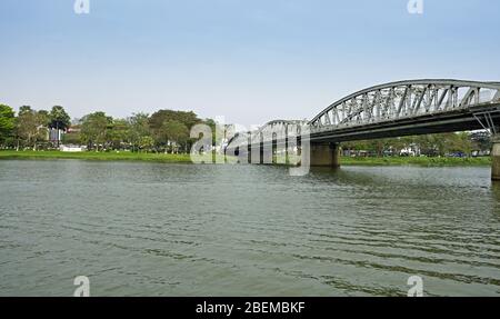 pont métallique sur la rivière des parfums dans hue Banque D'Images