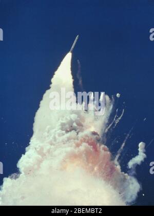 USA - 28 janvier 1986 - à environ 76 secondes, des fragments de l'Orbiter peuvent être vus tumbling contre un fond de feu, de fumée et de propagellan vaporisé Banque D'Images