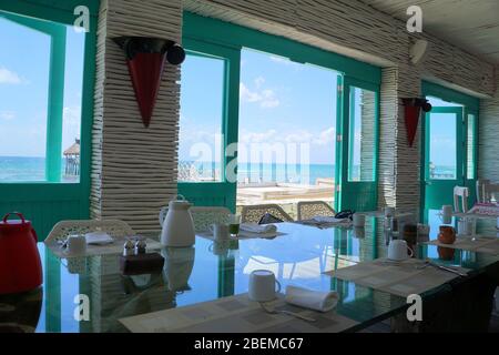 Salle à manger d'une maison de plage, turquoise, blanc, palette de couleur rose Banque D'Images