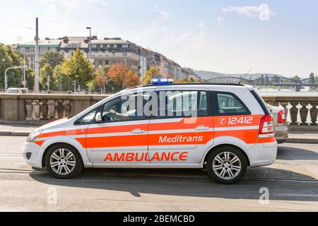 PRAGUE, RÉPUBLIQUE TCHÈQUE - JUILLET 2018 : ambulance d'urgence avec feux bleus qui clignote sur le chemin d'un appel dans le centre-ville de Prague. Banque D'Images