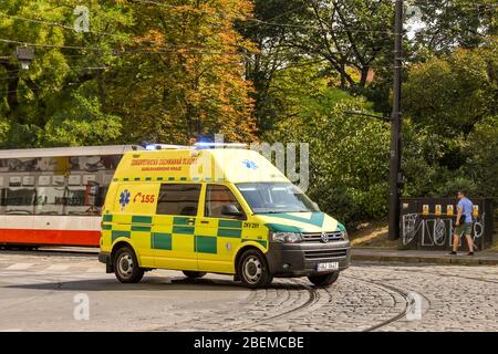 PRAGUE, RÉPUBLIQUE TCHÈQUE - JUILLET 2018 : ambulance d'urgence avec feux bleus qui clignote sur le chemin d'un appel dans le centre-ville de Prague. Banque D'Images