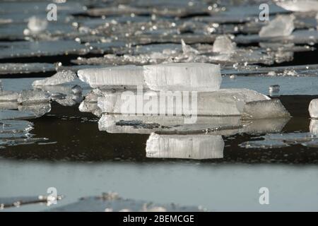 Blocs de glace flottant sur l'eau dans la rivière fond Banque D'Images