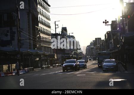 Kyoto. 14 avril 2020. KYOTO, JAPON - 14 AVRIL: Dans cette photo montre une voiture pendant un coucher de soleil à Gion à Kyoto, 14 avril 2020, préfecture de Kyoto, Japon. (Photo: Richard Atrero de Guzman/ AFLO) crédit: AFLO Co. Ltd./Alay Live News Banque D'Images