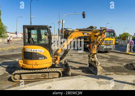 PRAGUE, RÉPUBLIQUE TCHÈQUE - JUILLET 2018 : minipelle hydraulique travaillant sur les travaux routiers dans le centre-ville de Prague. Banque D'Images