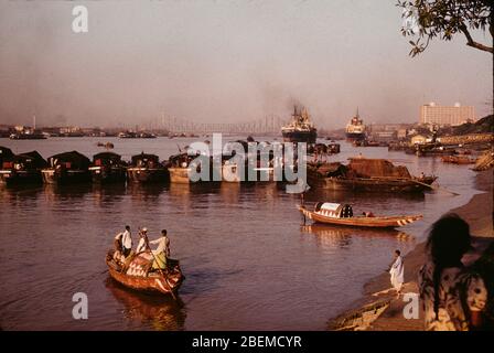 Pêcheurs sur la rivière Hoogghly à Calcutta, Inde, 1957 Banque D'Images