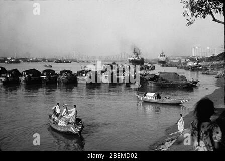 Pêcheurs sur la rivière Hoogghly à Calcutta, Inde, 1957 Banque D'Images