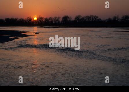 Coucher de soleil sur la rivière Platte depuis le photoaveugle, Rowe Audubon Sanctuary, Nebraska Banque D'Images