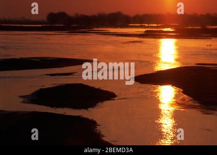 Lever du soleil sur la rivière Platte, région des loisirs de Kearney, Nebraska Banque D'Images