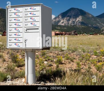 Conteneur de boîtes aux lettres en métal pour les maisons rurales avec moi j'ai voté des autocollants comme concept pour voter par courrier ou bulletin de vote absent Banque D'Images