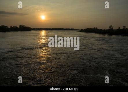 Coucher de soleil sur la rivière Elbe en Allemagne du Nord. Banque D'Images
