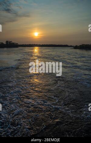 Coucher de soleil sur la rivière Elbe en Allemagne du Nord. Banque D'Images