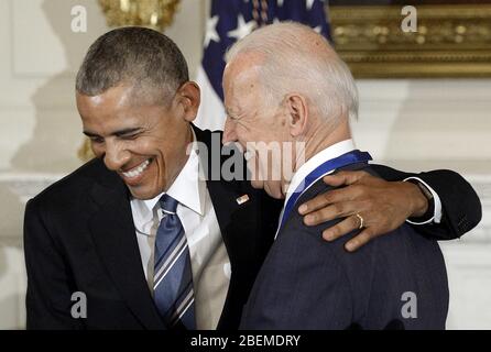 Washington, États-Unis. 14 avril 2020. L'ancien président Barack Obama a embrasse son vice-président Joe Biden en en ce 12 janvier 2017 photo du dossier alors qu'Obama a remis à Biden la Médaille de la liberté à la Maison Blanche. L'ancien président Obama a officiellement approuvé aujourd'hui Joe Biden pour le président lors des prochaines élections présidentielles de 2020, le mardi 14 avril 2020. Photo d'Olivier Douliery/UPI crédit: UPI/Alay Live News Banque D'Images