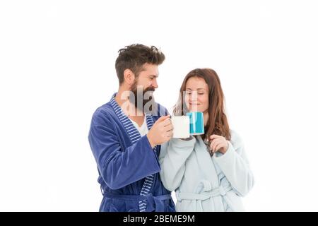 Profiter de la compagnie de l'autre. Parfait matin de couple d'amour. Un couple heureux dans des peignoirs avec café. Une jeune fille romantique heureuse prenant le petit déjeuner avec son mari. Couple des moments de vie à la maison. Banque D'Images