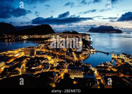 Vue sur la ville norvégienne d'Alesund, éclairage de nuit, coucher de soleil. Banque D'Images