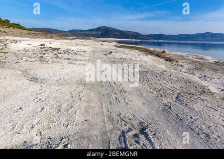 Vue rapprochée du lac Salda. Le lac Salda est un lac de cratère de taille moyenne dans le sud-ouest de la Turquie, à l'intérieur des limites du district d'Yesilova de Burdur. Banque D'Images