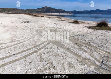 Vue rapprochée du lac Salda. Le lac Salda est un lac de cratère de taille moyenne dans le sud-ouest de la Turquie, à l'intérieur des limites du district d'Yesilova de Burdur. Banque D'Images