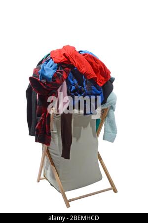 Photo verticale d'un panier de linge débordant isolé sur blanc. Banque D'Images