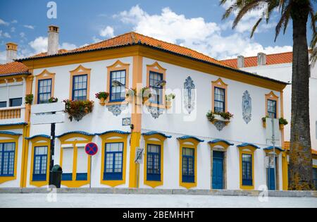 Portugal Aveiro en été, petite Venise du Portugal, maisons blanches vintage avec des fenêtres peintes, vieux toit rouge tuile, pots de fleurs sur les fenêtres Banque D'Images