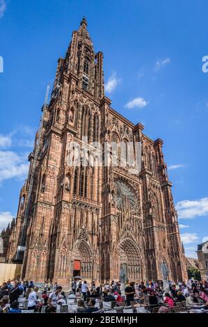 Vue sur la façade ouest de la cathédrale de Strasbourg depuis la place de la Cathédrale, Strasbourg, Alsace, France Banque D'Images