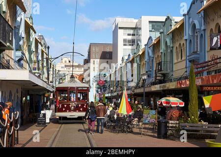 Christchurch, Nouvelle-Zélande - 10 juin 2017 : un tramway historique sur New Regent Street, une rue bordée de beaux bâtiments colorés Banque D'Images