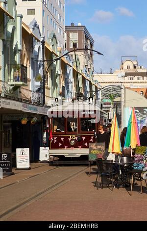 Christchurch, Nouvelle-Zélande - 10 juin 2017 : un tramway historique sur New Regent Street, une rue bordée de beaux bâtiments colorés Banque D'Images