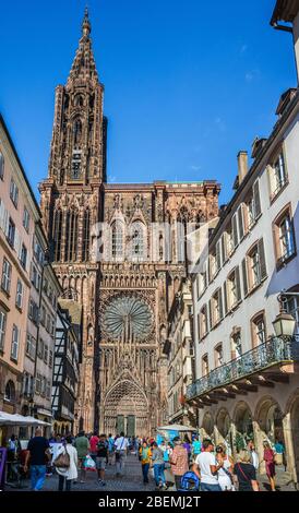 Façade ouest de la cathédrale de Strasbourg, vue de la rue Mercière, Strasbourg, Alsace, France Banque D'Images