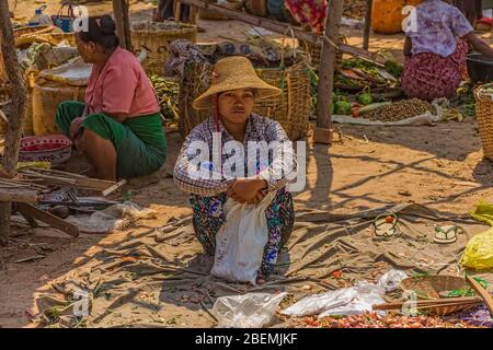 vendre des légumes sur le marché local Banque D'Images