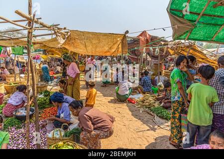 vendre des légumes sur le marché local Banque D'Images