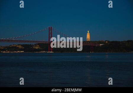 Portugal, Lisbonne, lumières du pont Tage Lisbonne, Ponte 25 avril pont sur le fleuve Tage, Lisbonne sur la rive du Tage, Christ le roi St Banque D'Images