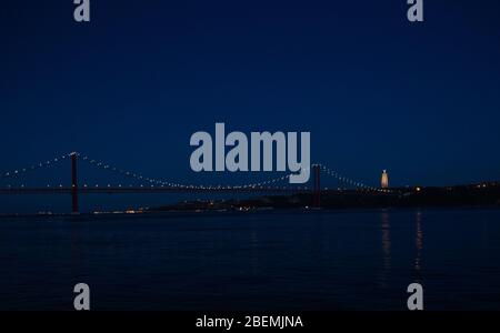 Portugal, Lisbonne, vue panoramique sur les lumières nocturnes du pont de Tage Lisbonne, Ponte 25 avril pont sur le fleuve Tage, Lisbonne sur la rive du Tage, Chr Banque D'Images