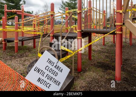 Ferndale, Michigan, États-Unis. 13 avril 2020. Une aire de jeux dans le parc Wanda est fermée en raison de la pandémie de coronavirus. Crédit: Jim West/Alay Live News Banque D'Images